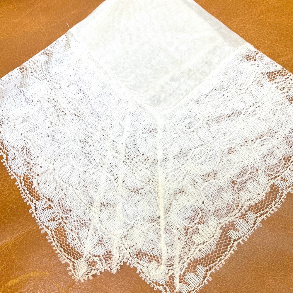 1950s White linen chantilly Lace Handkerchief